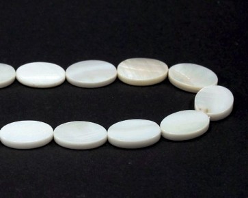 Perlmutt-Perlen, ovale Scheibe, cremeweiss, 18 x 14 mm, 1 Strang