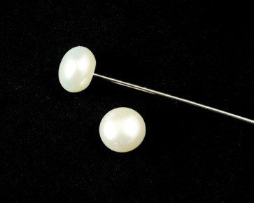 Süsswasserperlen, einseitig halbgebohrte Buttons, weiss 8-9mm, 2 Perlen