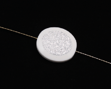 Kunstharz Perlen, ovale Scheibe, 25 x 22mm, weiss / Glitter, 6 Glitzer-Perlen