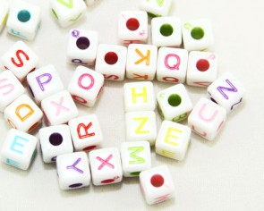 Buchstabenperlen, Acrylperlen, 7x7mm, Würfel, weiss-bunt, 50g