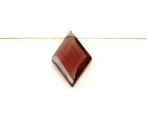 Kristallglas Anhänger Karo facettiert, weinrot, 32 x 20 mm