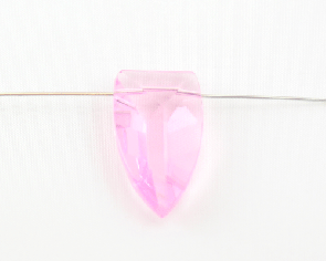 Kristallglas Anhänger Schild facettiert, rosa, 32 x 18 mm